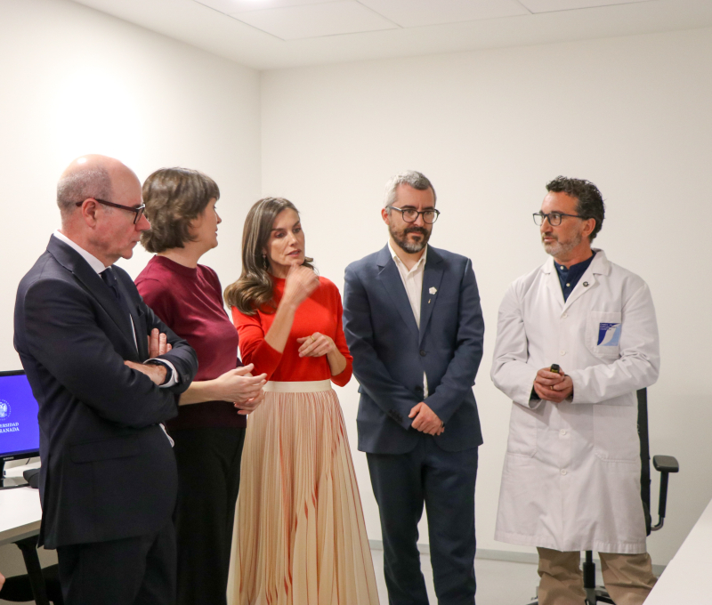S.M. la Reina Doña Letizia ha visitado este martes 1 de abril el Centro de Investigación Mente, Cerebro y Comportamiento (CIMCYC) de la Universidad de Granada. Junto al rector de la UGR, Pedro Mercado Pacheco